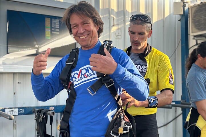 Fallschirmsprung über Barcelona – 13.000 Fuß Tandemsprung mit Transport — Foto 4