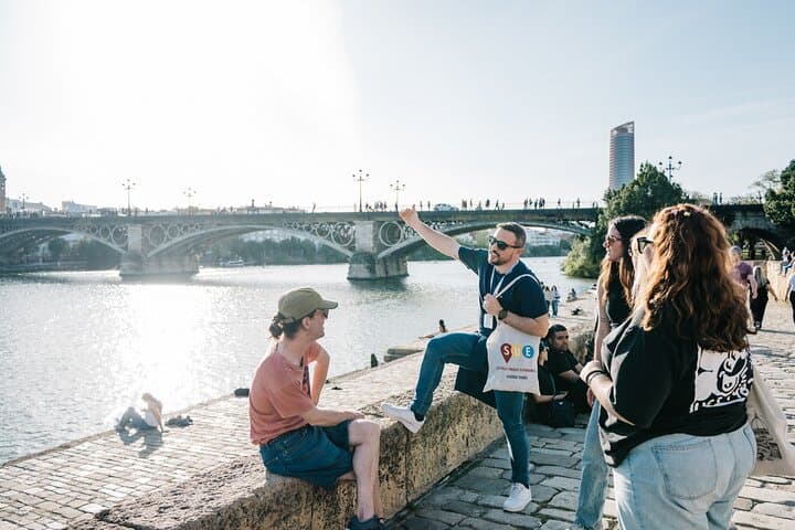 Visite à pied en petit groupe du quartier Triana de Séville et de la rivière