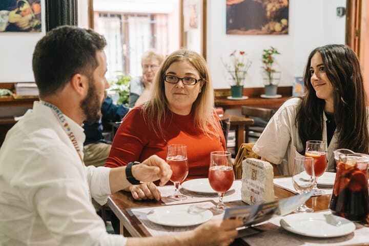 Visite du Quartier Juif de Séville en Petit Groupe avec Tapas et Boissons — photo 3