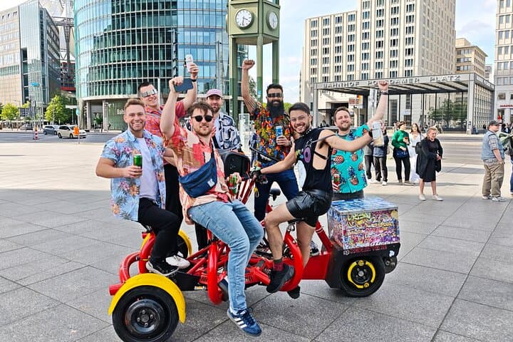 Tour privato di sightseeing in bici da festa e birra a Berlino — foto 2