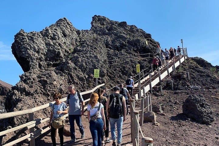 Visite du Cratère du Vésuve sans file d'attente depuis Naples ou Pompéi — photo 3