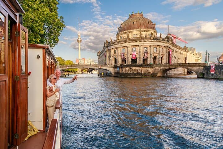 Tour in barca turistica su una nave storica a Berlino