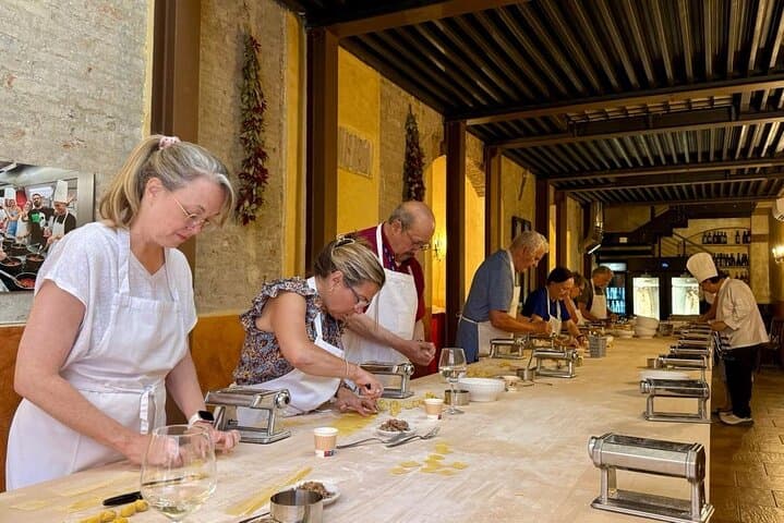 Rome Pasta and Tiramisu Class: Ravioli, Fettuccine &amp; Fine Wine 5* — photo 5