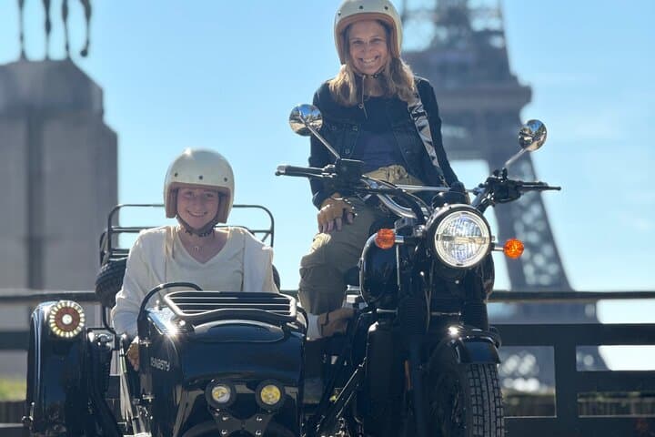 Visite en Side-car Vintage et Dégustation de Crêpes près de la Tour Eiffel — photo 4