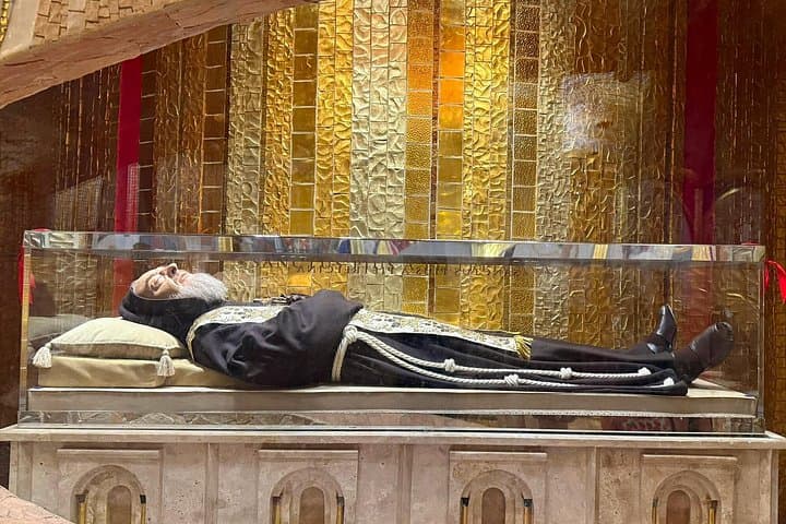Padre Pio y la Cueva de San Miguel: Tour Privado de Día Completo desde Roma