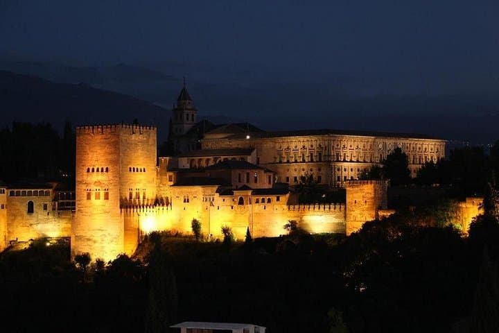 Tour Nocturno Privado de la Alhambra en Granada
