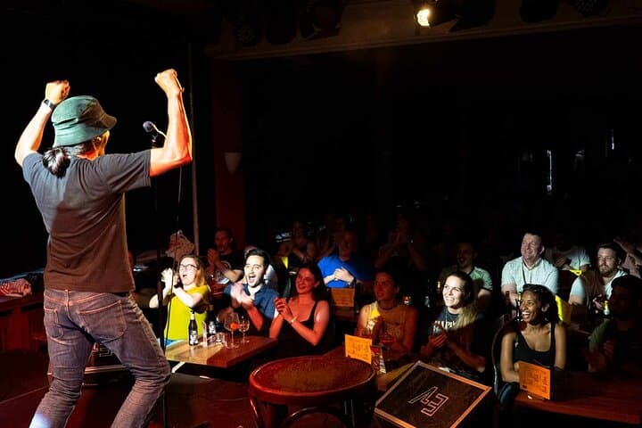 Englische Comedy-Show mit Pizza und Shots im zentralen Berlin