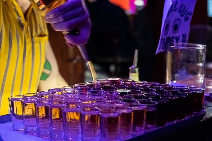 Englische Comedy-Show mit Pizza und Shots im zentralen Berlin — Foto 3