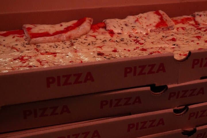 Englische Comedy-Show mit Pizza und Shots im zentralen Berlin — Foto 4
