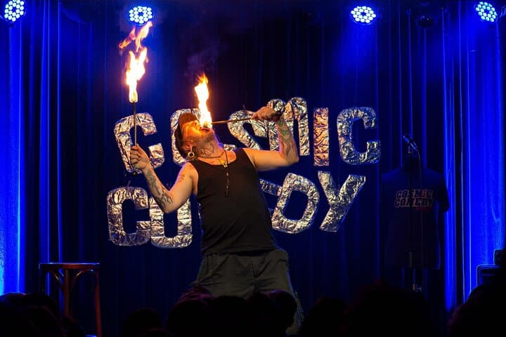 Englische Comedy-Show mit Pizza und Shots im zentralen Berlin — Foto 5