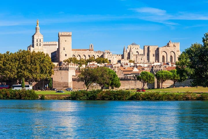 Visite historique privée de Marseille à Avignon & Pont du Gard