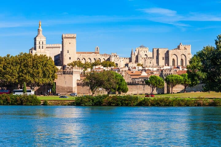 Visite historique privée de Marseille à Avignon & Pont du Gard