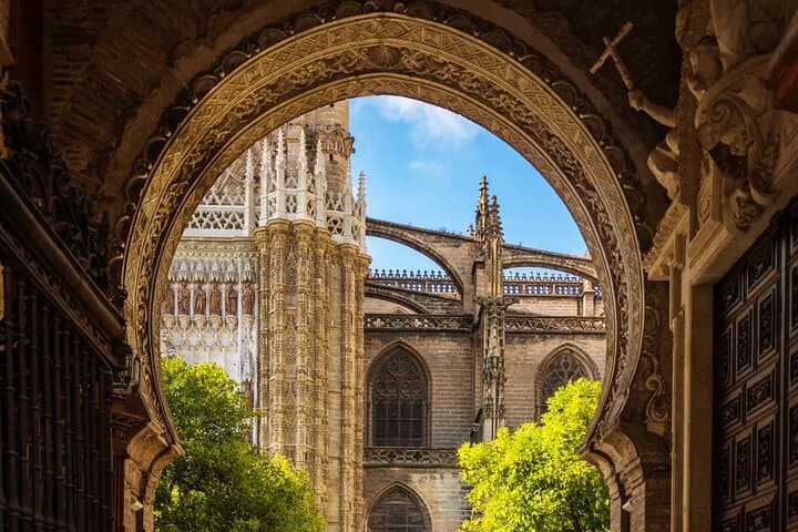 Geführte Tour durch den Alcázar, die Kathedrale, die Giralda und das Barrio de Santa Cruz in Sevilla — Foto 3