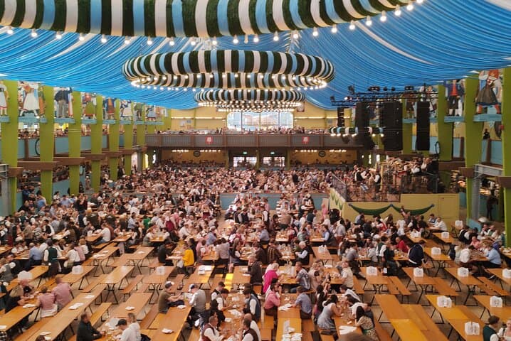 Asientos en el Hofbrau Tent para Oktoberfest — foto 2
