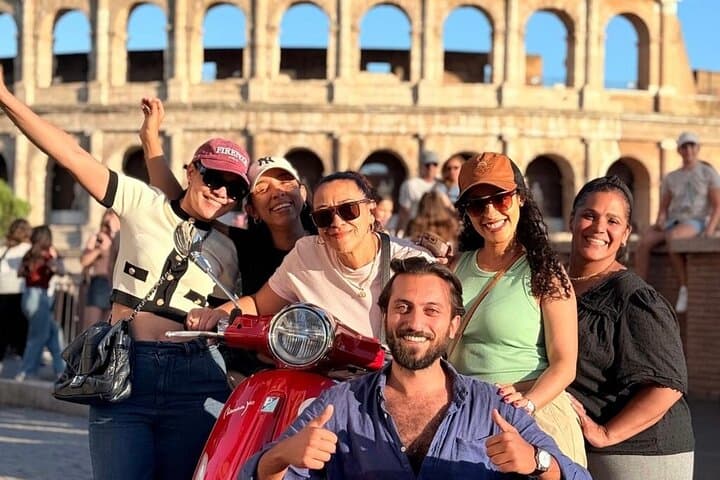Privater Vespa Tour in Rom mit Abholung vom Hotel — Foto 2