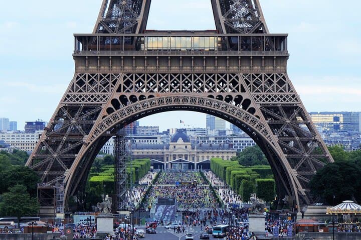 Geführter Treppenaufstieg zum Eiffelturm in Paris — Foto 2