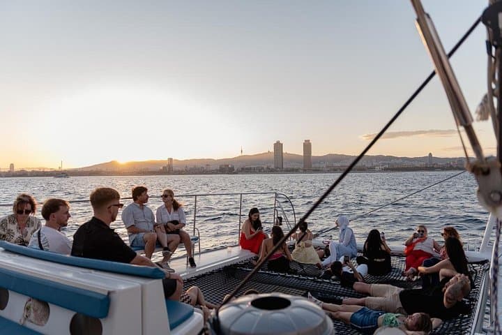 Barcelona: Sonnenuntergangssegeln mit Musik und Getränken — Foto 4