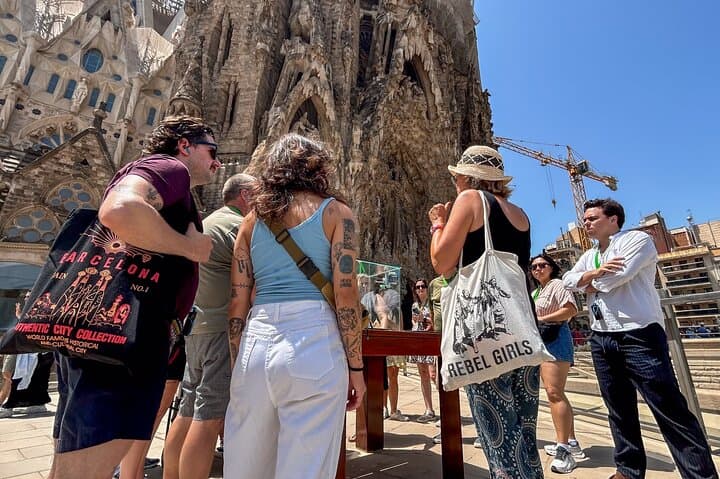 Tour Guidato in Inglese della Sagrada Familia e Accesso Facoltativo alla Torre — foto 4