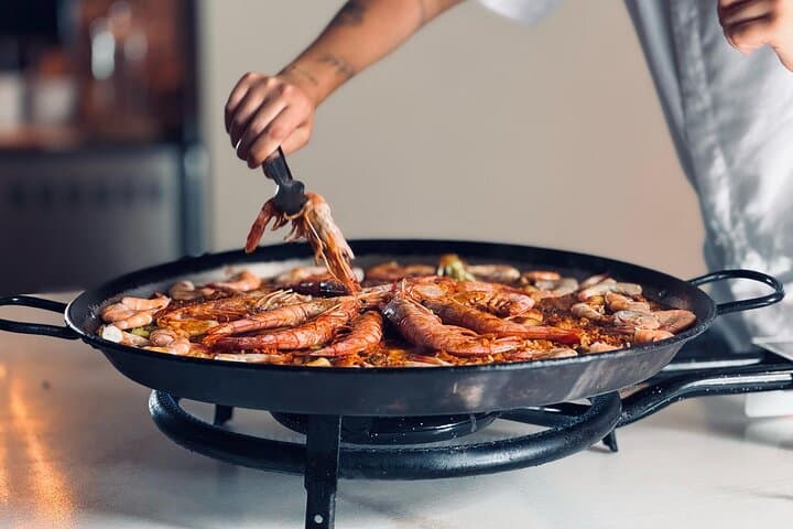 Rooftop Paella Showcooking und Sangría in Sevilla