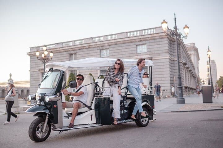 Bienvenue à Madrid en Eco Tuk Tuk Privé avec Guide Local — photo 1