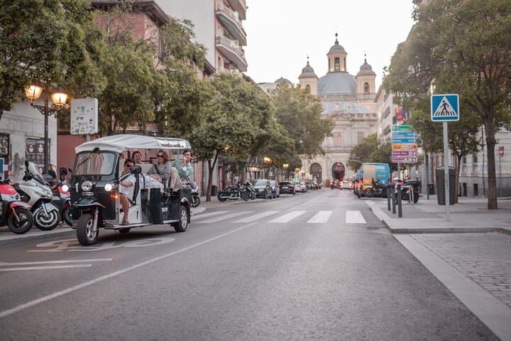 Bienvenue à Madrid en Eco Tuk Tuk Privé avec Guide Local — photo 2