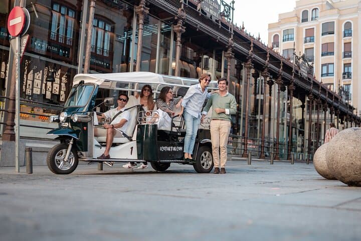 Bienvenue à Madrid en Eco Tuk Tuk Privé avec Guide Local — photo 3