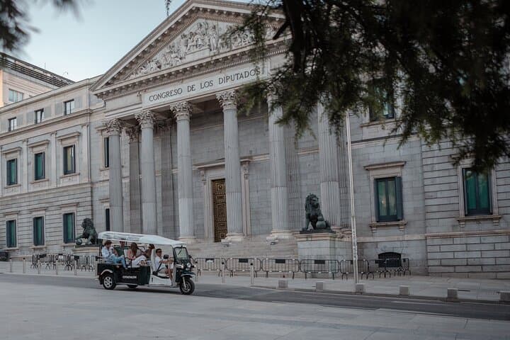 Bienvenue à Madrid en Eco Tuk Tuk Privé avec Guide Local — photo 4