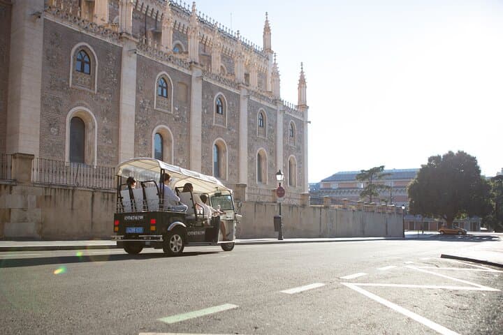Bienvenue à Madrid en Eco Tuk Tuk Privé avec Guide Local — photo 5