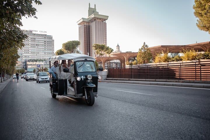Visite privée en Eco Tuk Tuk à Madrid avec un guide local — photo 3