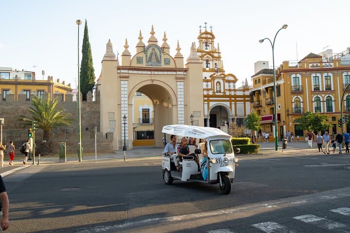Tour en Eco Tuk Tuk por Sevilla con Guía Local — foto 3