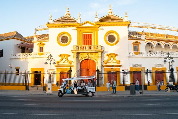 Tour en Eco Tuk Tuk por Sevilla con Guía Local — foto 5
