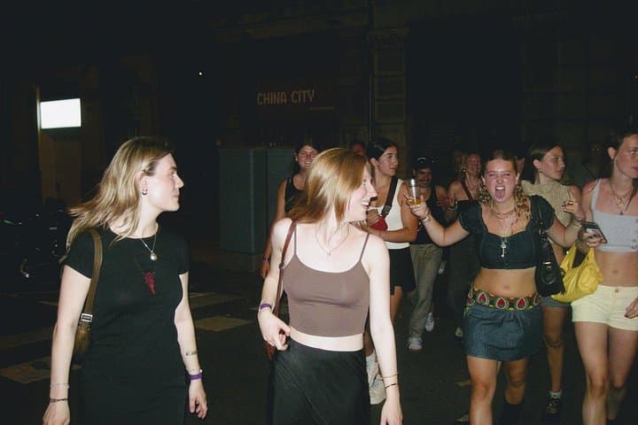 Tour dei Pub di Barcellona: 3 Bar con Host + Ingresso VIP in Discoteca