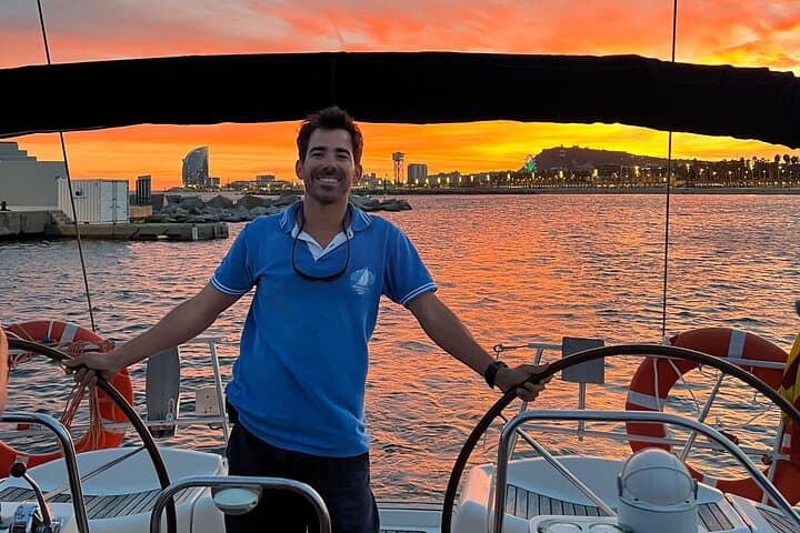 Tour de Navegación al Atardecer en Barcelona con Snacks y Bebidas — foto 4
