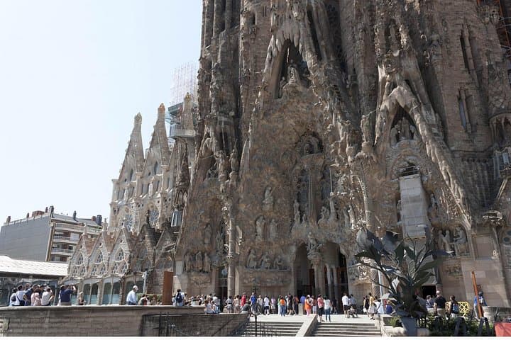 Tour Semi-Privado de la Sagrada Familia con Entrada Reservada — foto 3