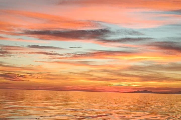 Segeln bei Sonnenuntergang entlang der Klippen von Maro-Compartida — Foto 3
