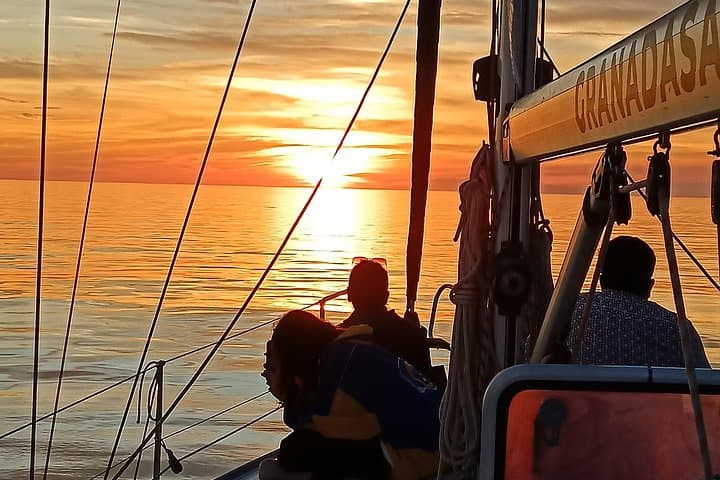 Segeln bei Sonnenuntergang entlang der Klippen von Maro-Compartida — Foto 4