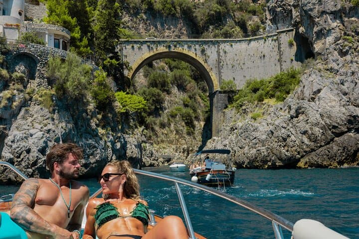 Excursion en petit groupe en bateau sur la Côte Amalfitaine au départ de Naples avec déjeuner léger