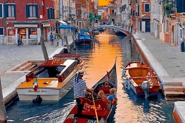 Venise : Balade en gondole privée VIP d'1 heure avec champagne et photos — photo 2