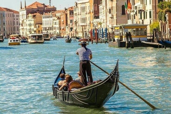 Venise : Balade en gondole privée VIP d'1 heure avec champagne et photos — photo 3