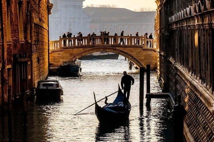 Venise : Balade en gondole privée VIP d'1 heure avec champagne et photos