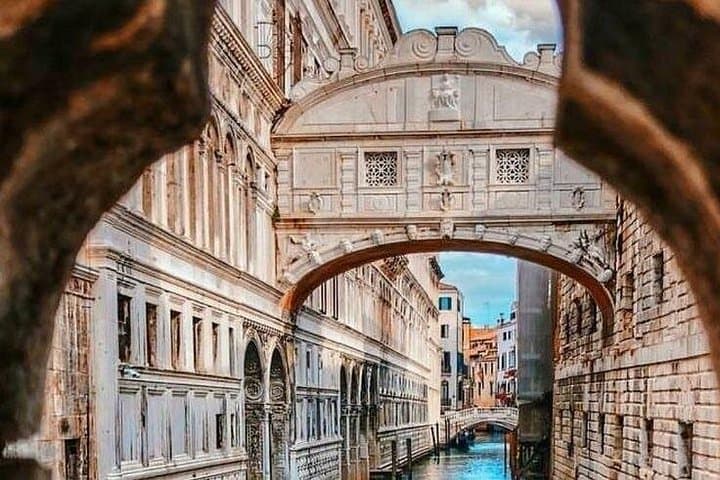 Venise : Balade en gondole privée VIP d'1 heure avec champagne et photos — photo 5