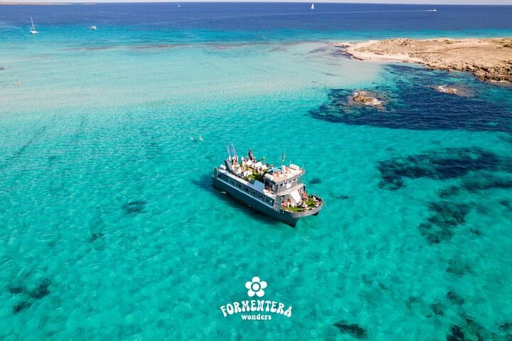 Escursione in barca a Formentera con open bar, pasti e opzioni al tramonto