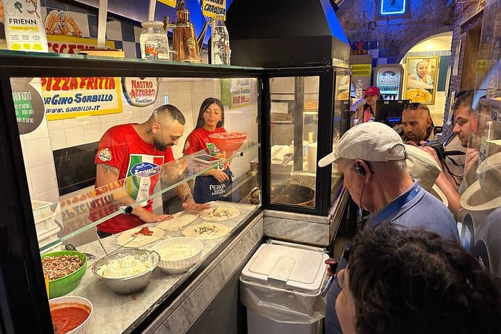 Kleine Gruppen Street Food und Walking Tour in Neapel — Foto 3