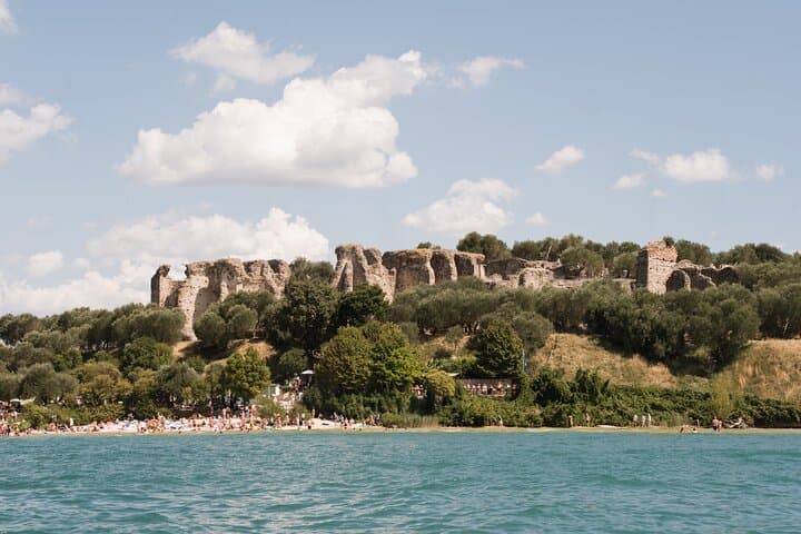 Da Venezia: Verona, Sirmione e Lago di Garda con Crociera in Barca — foto 4