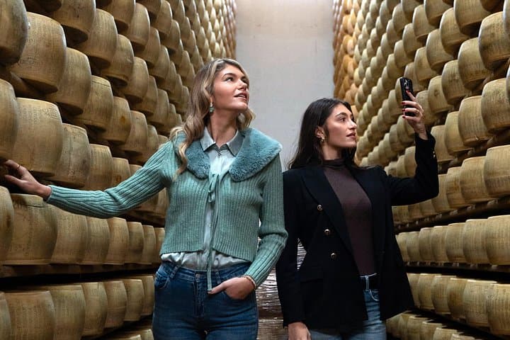 Visite Privée d'une Journée & Déjeuner : Dégustation de Parmesan, Vin et Vinaigre