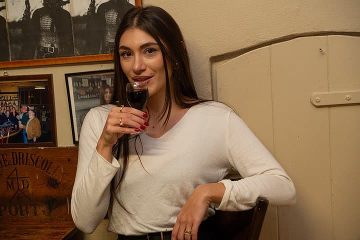 Weinverkostung in einer Weinhandlung in Bologna