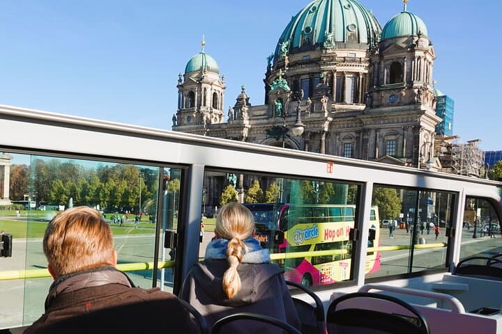 Berlin Stadt Hop-on Hop-off Tour mit optionaler Bootsfahrt — Foto 2