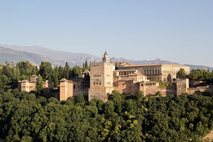 Excursión de un día completo a la Alhambra desde Sevilla: Experiencia en grupo reducido y acceso prioritario
