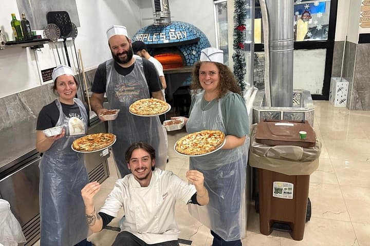 Neapolitanische Pizza im alten Stil und lokale Weine bei Nacht