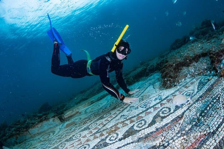 Snorkeling parmi les découvertes archéologiques submergées de Baia da Napoli